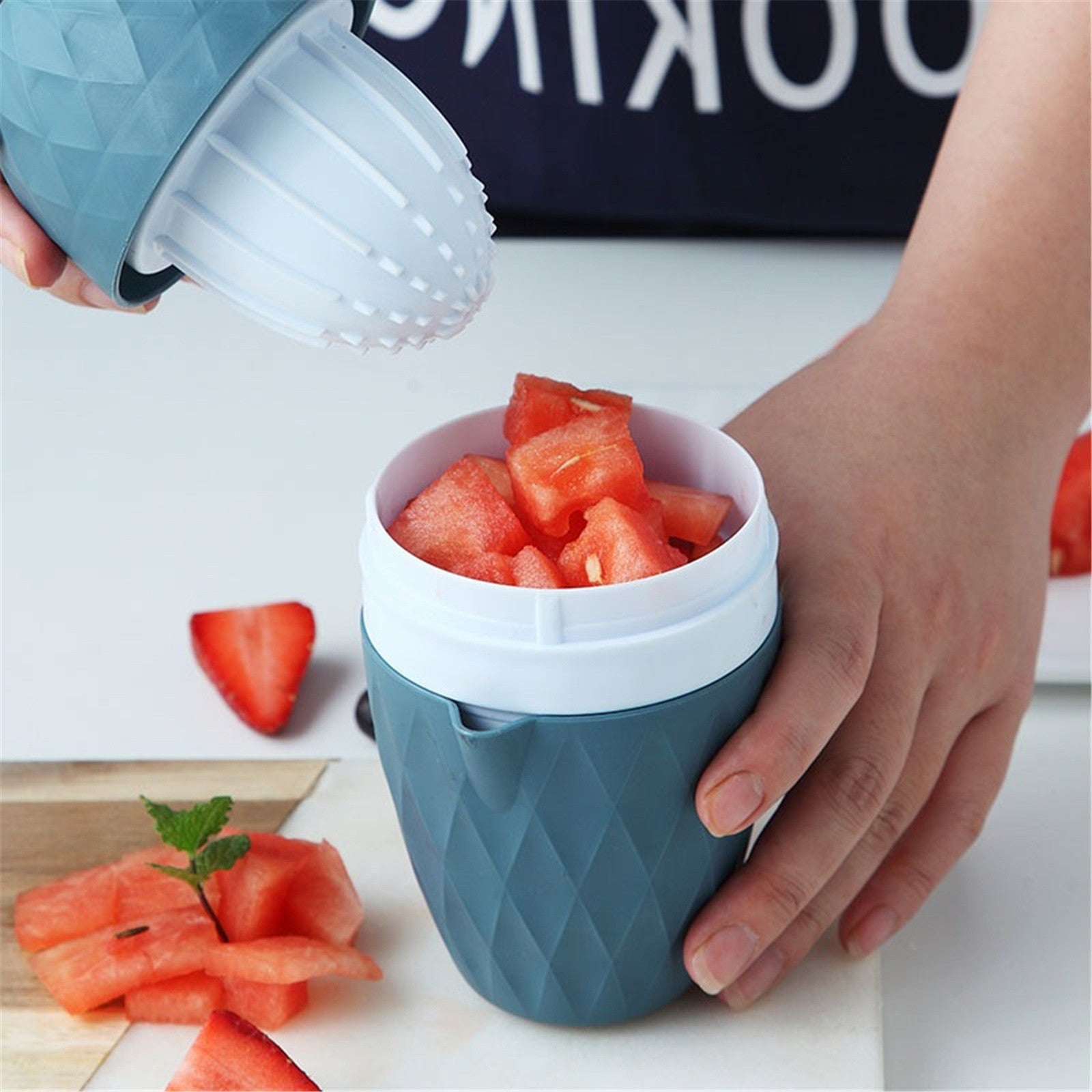 Simple Manual Juicer Small Portable Squeezer